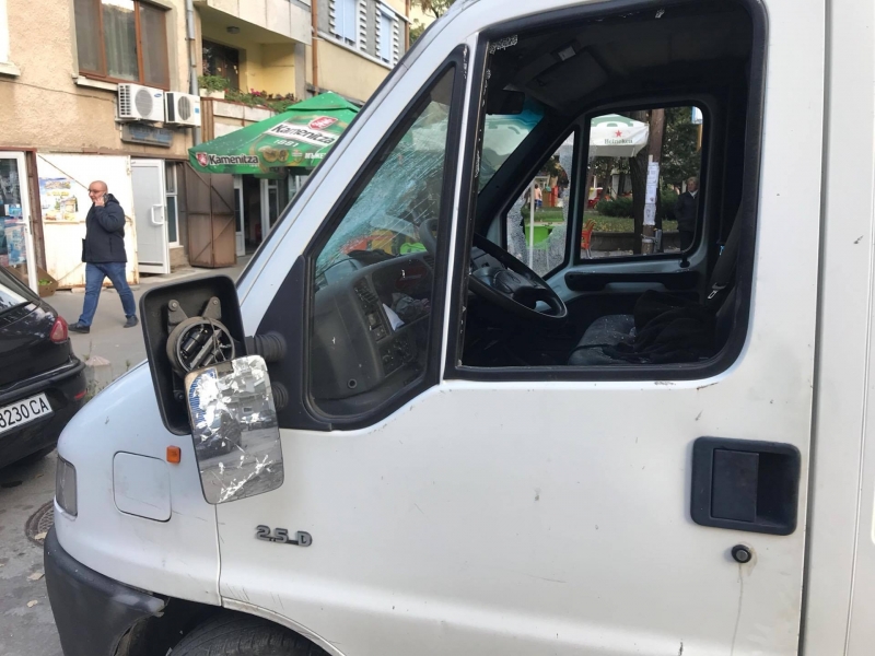 Вандали потрошиха бус на общината във Вършец, полицията нищи случая