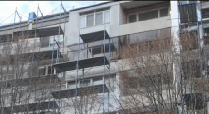 Жилищен блок в Карнобат протече след като общината спря санирането