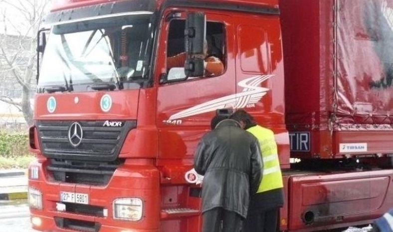 Полицаи са хванали пиян шофьор на ТИР на главен път