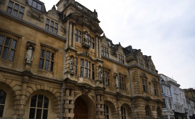 Студентите от ЕС които започват обучение в университети в Англия