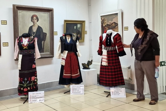 Изложба на автентични народни носии Хубост Българска“ откриха в Художествена