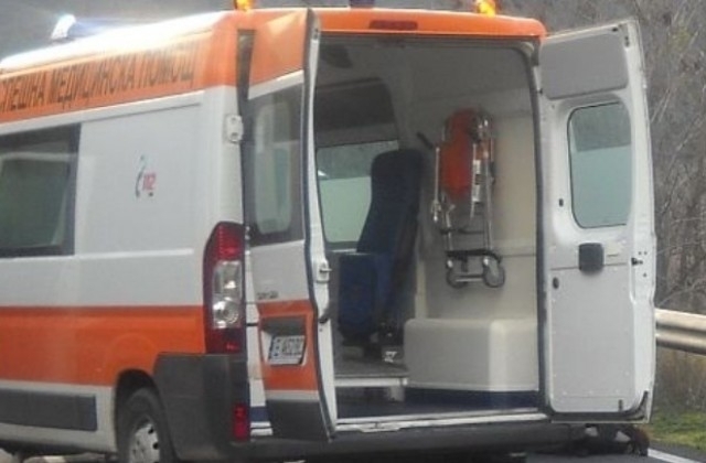 Един човек е загинал при катастрофа между превозващ деца автобус