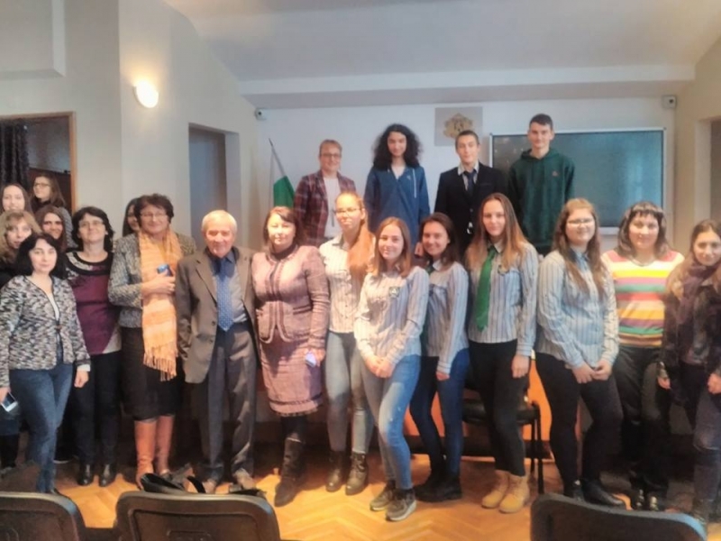 Възпитаници на профилираната природо математическа гимназия присъстваха на среща разговор с Теодоси