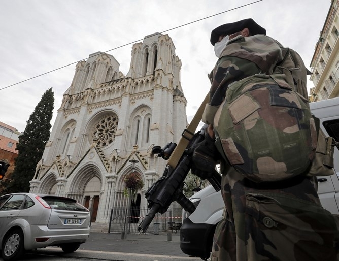 Френските власти са задържали снощи 47 годишен мъж заподозрян че е