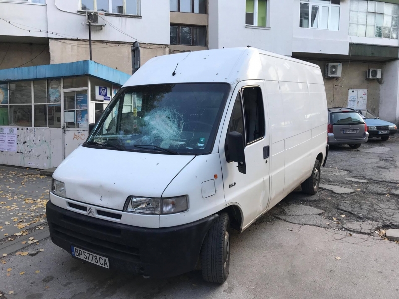 Бус паркиран в самия център на Враца е бил потрошен