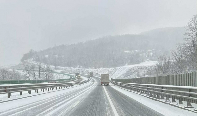 Камион закъса на пътя Ботевград Мездра научи BulNews Тежкотоварната машина