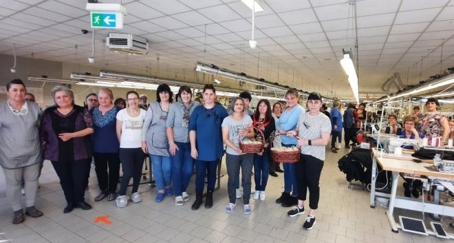 Кметът на Берковица зарадва жени от шивашка фирма със сладки: „Комплимент за техния труд и отдаденост“