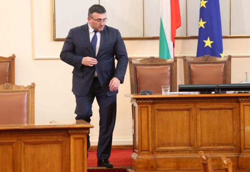 Осми ден продължава издирването на заподозрения за две убийства в Костенец