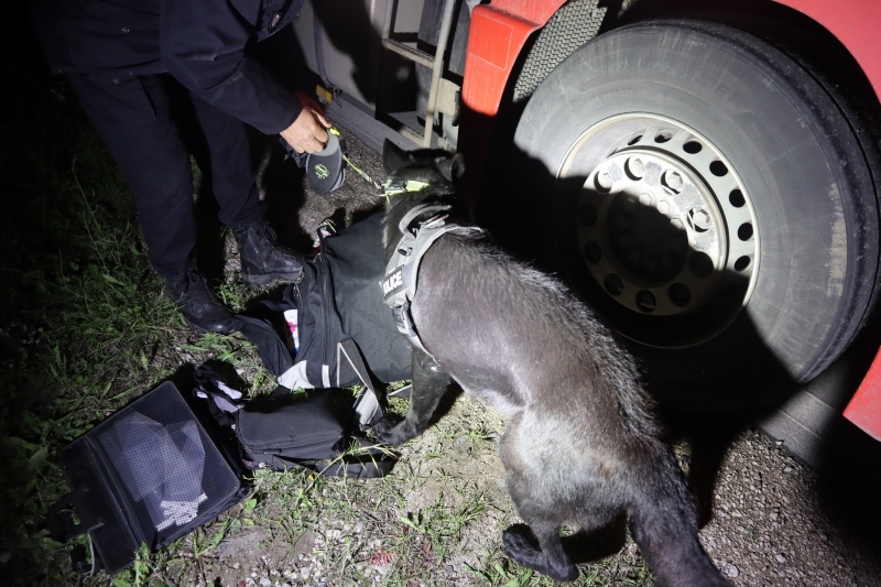 Голямо количество цигари без бандерол и наркотици са иззели полицаи