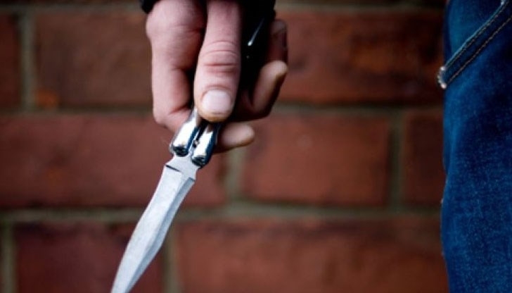 15 годишно момче заплаши с нож продавачка и опита да й задигне