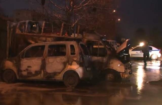 Изоставен бус без регистрационни табели се е запалил на улица