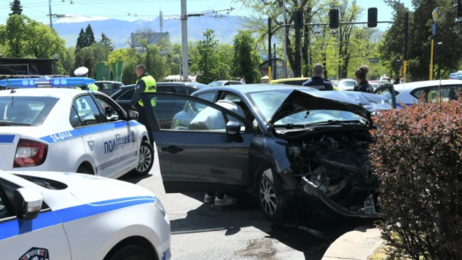Възрастна жена пострада при катастрофа между две коли във Видин