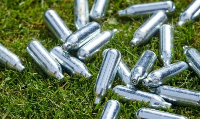 Масирани проверки срещу незаконна продажба на балони с райски газ