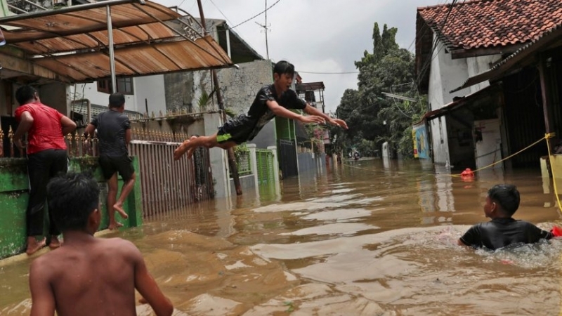 Най малко 16 души са загинали при тежки наводнения и свлачища