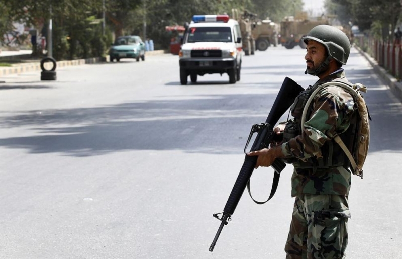 Трима цивилни загинаха и 15 бяха ранени след като атентатор