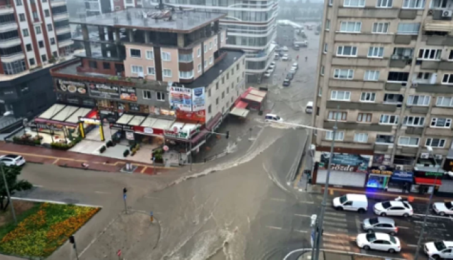 Проливен дъжд наводни жилища и офиси в турския черноморски град