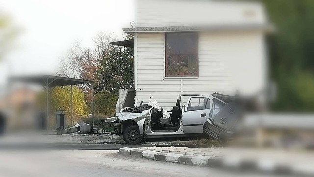 Влак удари лек автомобил на прелез с ръчни бариери в