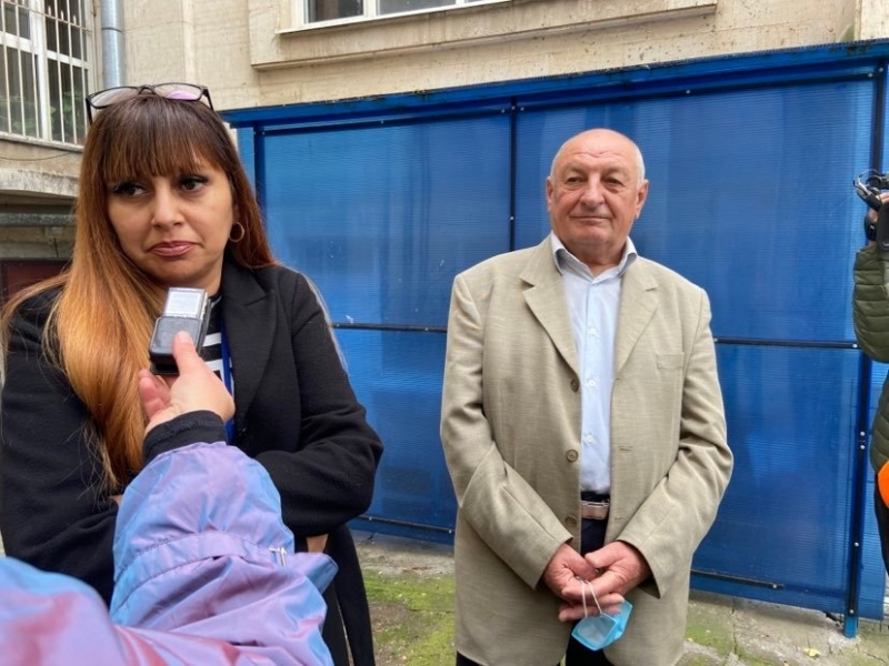 Утре бутат рушащата се бивша казарма във Враца където живеят