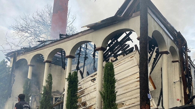 Голям пожар избухна в старата истанбулска джамия Ваникьой псъобщава вестник