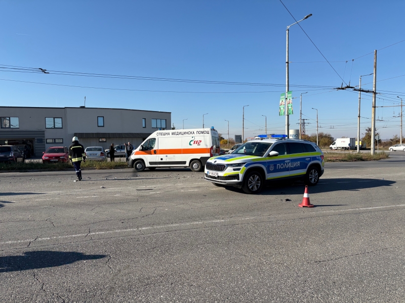 Извънредно! Джип и БМВ се размазаха на кръстовище във Враца, линейка хвърчи с пострадали към болницата /снимки/