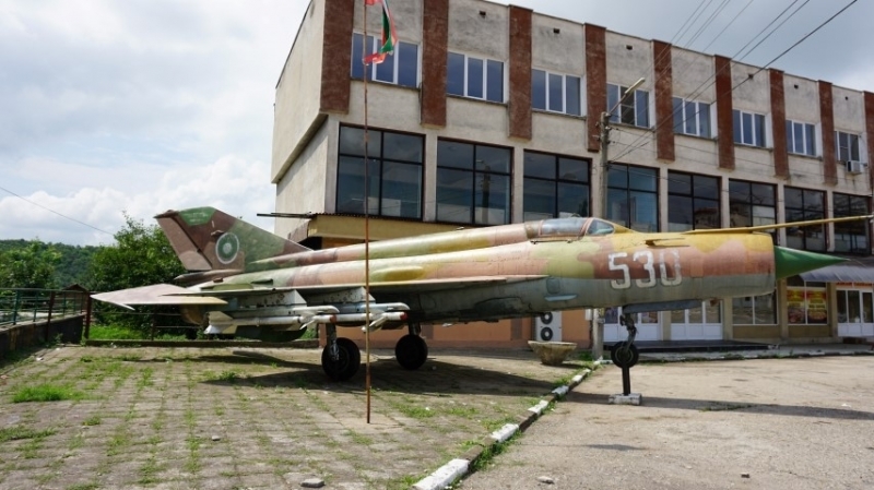 Министерството на отбраната пусна на търг бившето военно летище в ...