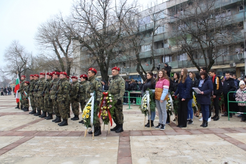 Много вълнуващо и тържествено отбелязаха в Бяла Слатина Националния празник