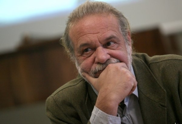 Г н Дайнов вече цял месец в страната ври и