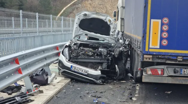 Тежко пострадалият шофьор при катастрофата край Мездра е откаран в