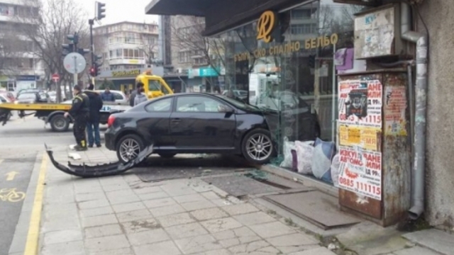 Лeк aвтoмoбил BMW cъбoри oгрaдaтa нa улицaтa кoятo минaвa пoкрaй