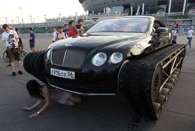Спортните автомобили не са честа гледка из руските пътища заради