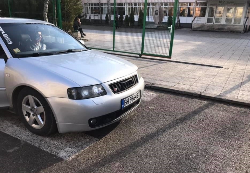 Наглец спрял Ауди то си на пешеходна пътека пред училище във