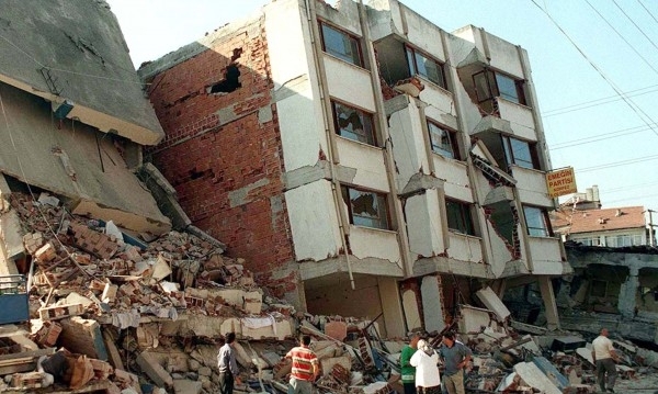 По последни данни повече от 4800 души са станали жертви на земетресението
