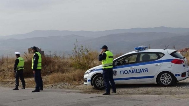 Шофьор на нередовна кола е избягал от полицейска проверка в