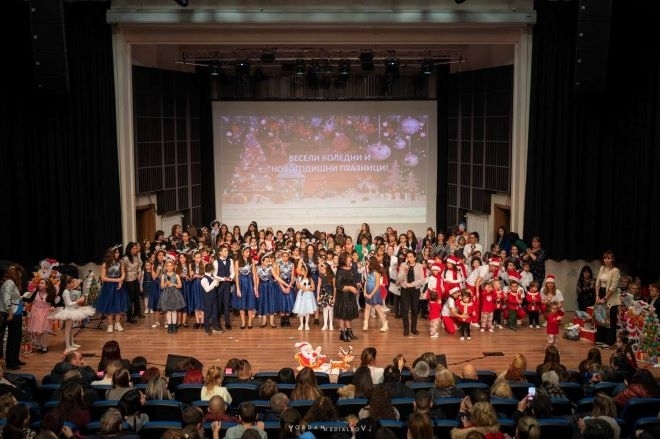 Жители и гости на Враца се радваха на коледен концерт