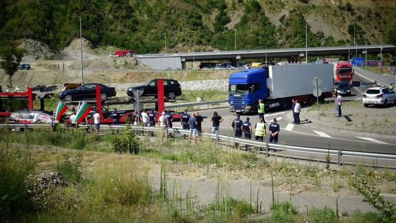 Група протестиращи опита да блокира движението по главен път Е 79