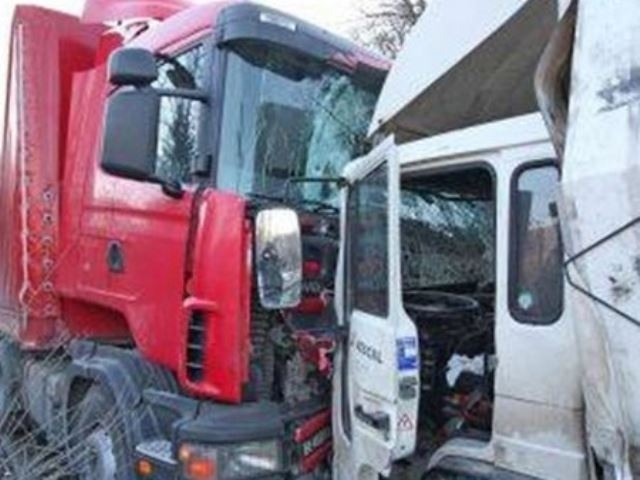 Тежка катастрофа между два тежкотоварни автомобила и лека кола затвори