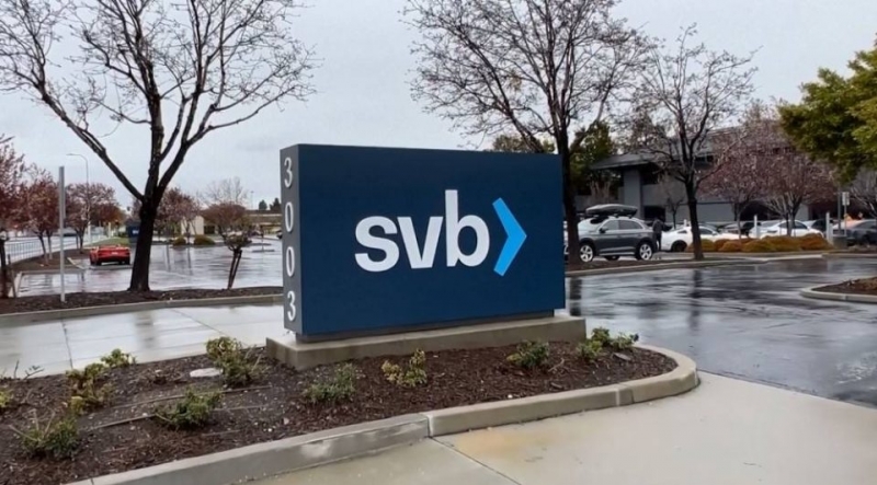 Акциите на банките по света се сринаха в първия ден