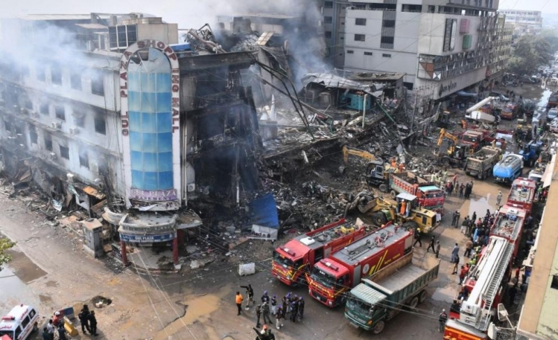 Огромен пожар в търговски център в най големия град на