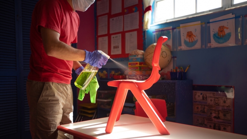 Във връзка с положителен резултат за COVID 19 инфекция на 2