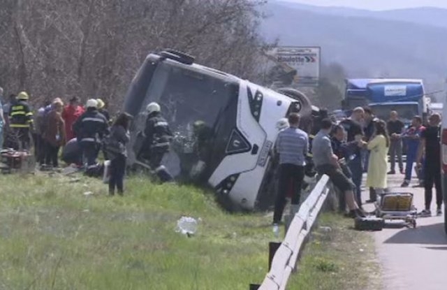 Изписаха 13 годишното момче което пострада при катастрофата край Вакарел на