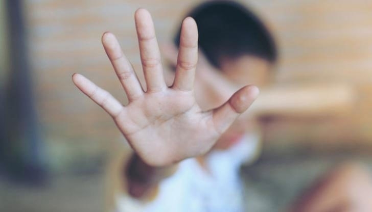 Извратеняк опипва дете в къщата му в Монтанско съобщиха от