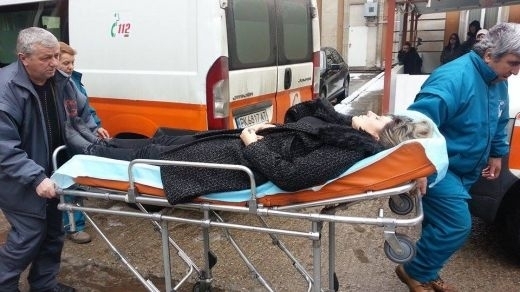 Кървава сцена! Жена е в болница, след като се сби с трима мъже във Враца