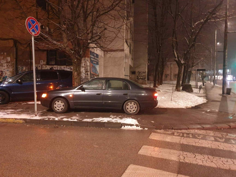 Нагъл шофьор затапи тротоар във Враца научи BulNews  
Още един