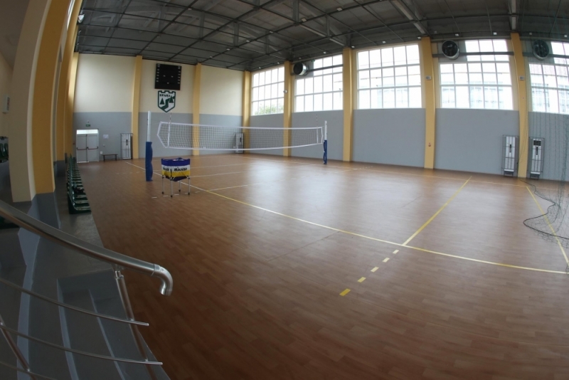 Неизвестни крадци са разбили врата на новата волейболна зала на