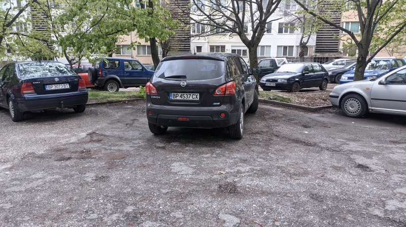 Тарикат паркира като за трима във Враца и ядоса съседите