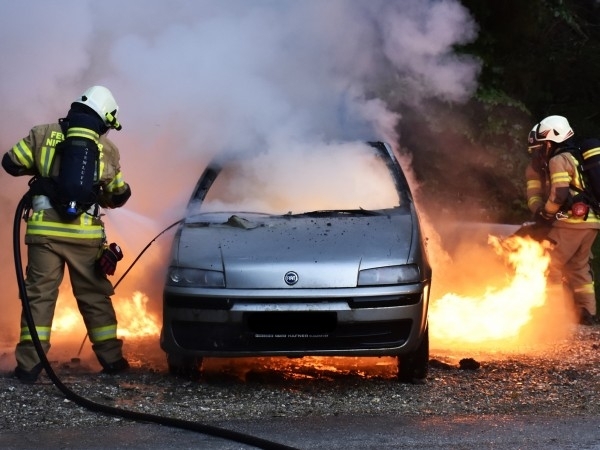 Кола е пламнала пред заведение в Берковица съобщиха от областната