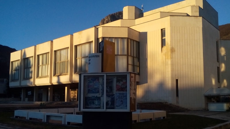 Една от най големите сгради във Враца тази на Драматично кукления