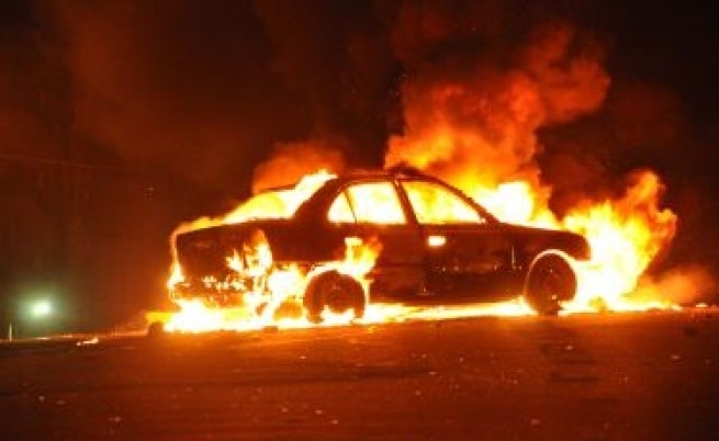 Такси Шевролет изгоря след мистериозен пожар става ясно от днешната хроника