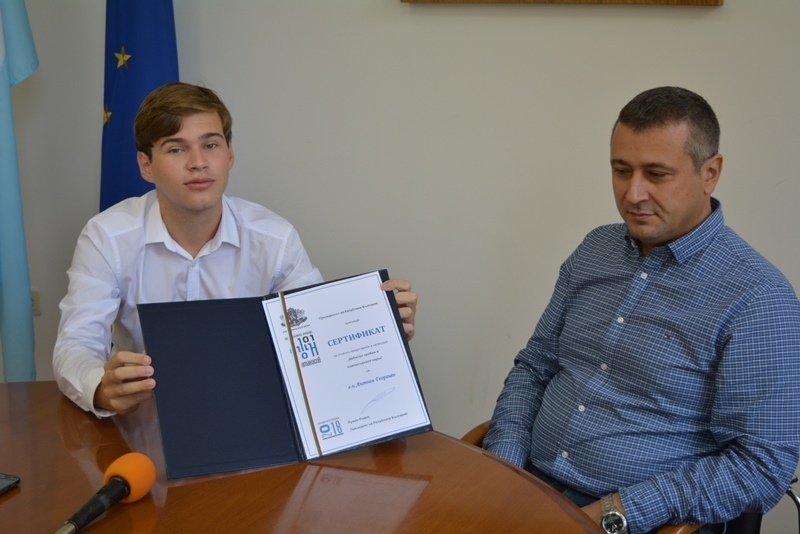 Виртуален учител е първият от трите проекта с които Антоан