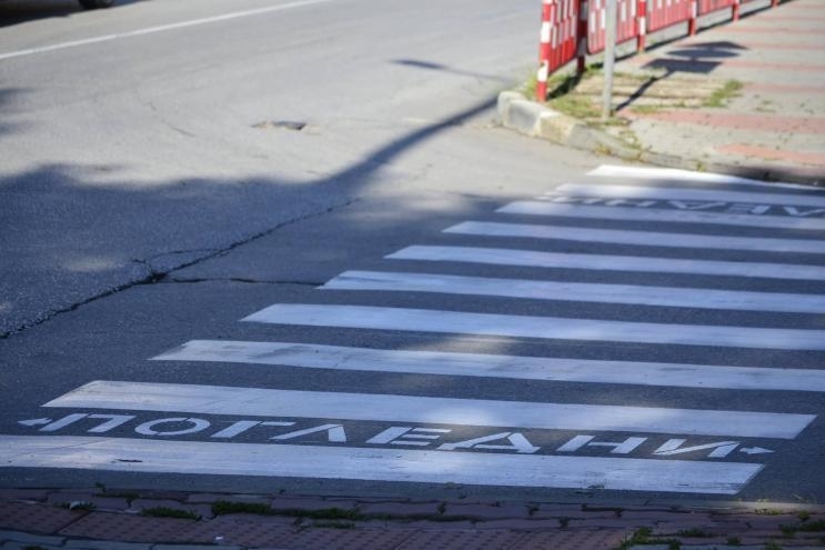 Възрастна жена е блъсната от лек автомобил на пешеходна пътека